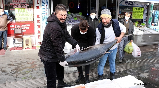 75 kilogramlık orkinos balığını 3 kişi zor kaldırdı