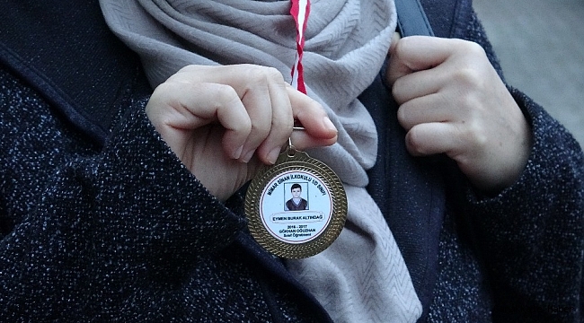 Acılı anne, duruşmaya kazada ölen oğlunun madalyasıyla geldi