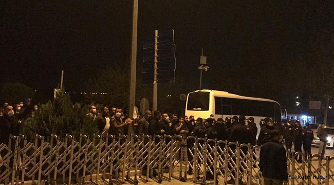 Adana&#039;daki rüşvet soruşturmasında şüpheliler adliyeye getirildi