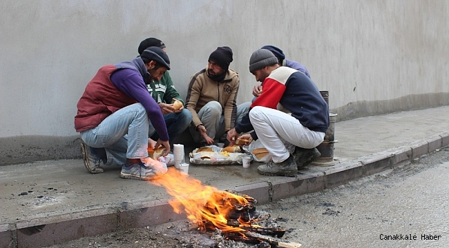 Ağrı&#039;da belediye çalışanları soğuk havalara rağmen çalışmalarına devam ediyor