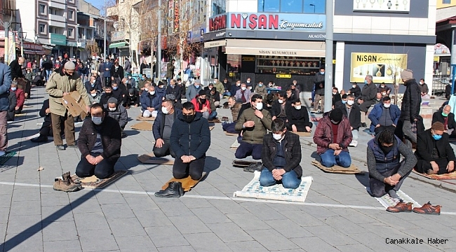 Ağrı&#039;da cemaat cuma namazını camii avlusunda kıldı