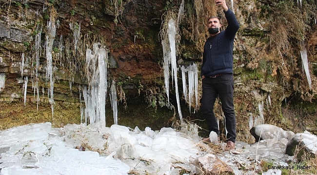 Ağrı&#039;da donmaya başlayan şelale ortaya renkli görüntüler çıkardı