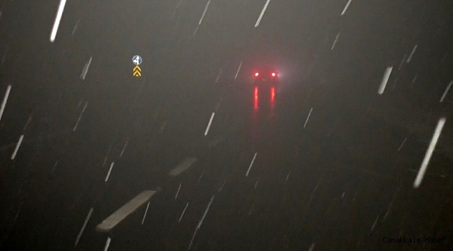 Ağrı'da etkili olan kar ve sis sürücülere zor anlar yaşattı