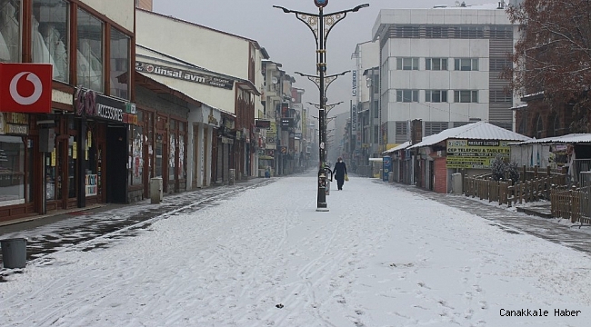 Ağrı&#039;da kar kenti beyaza bürüdü