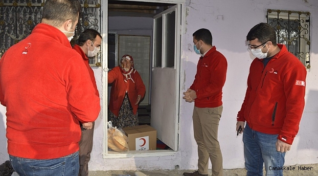 Ağrı&#039;da kısıtlama nedeniyle ihtiyaçlarını karşılayamayan vatandaşlara gıda kolisi dağıtıldı