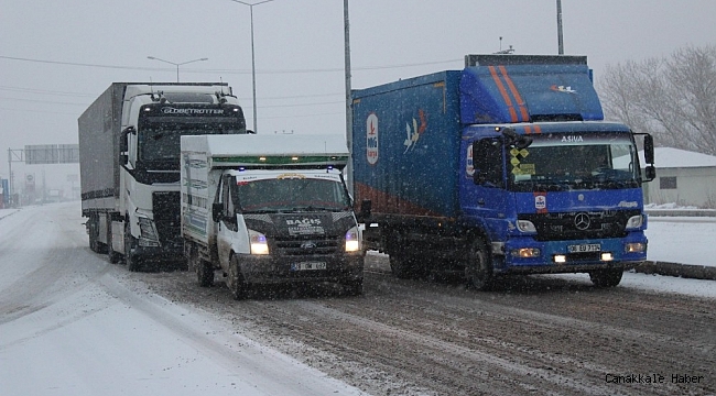 Ağrı'da yoğun kar yağışı kenti etkisi altına aldı