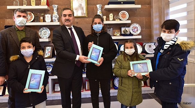 Ahlat Belediyesinden öğrencilere bilgisayar ve tablet desteği