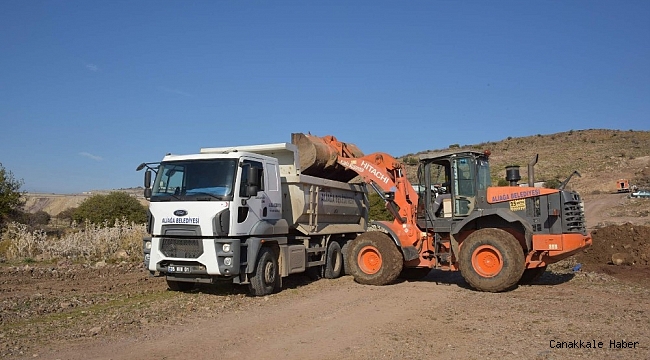 Aliağa Belediyesi ekipleri, Karaköy'de el değmedik yer bırakmıyor