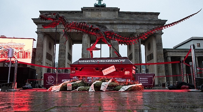 Almanya&#039;da tabutlu korona virüs protestosu