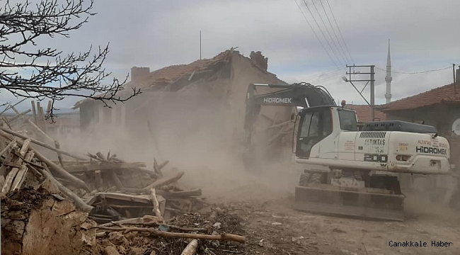 Altıntaş'ta metruk binalar yıkılıyor