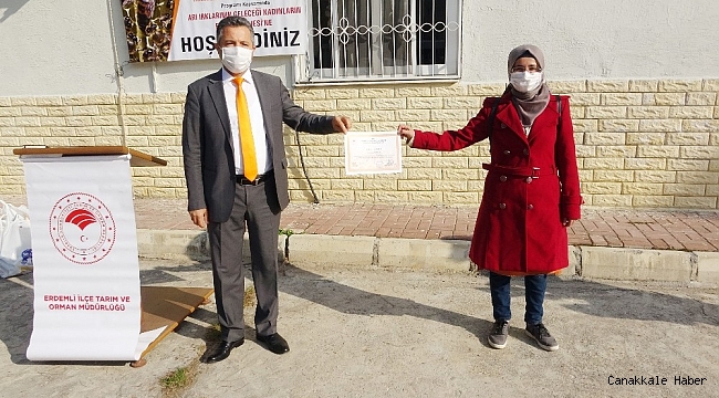 Ana arı yetiştirecek kadınlar pandemi kurallarına göre belgelerini aldı