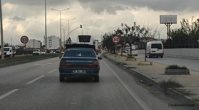 Ana yolda kaputu açık yol aldı, görenler şaştı kaldı