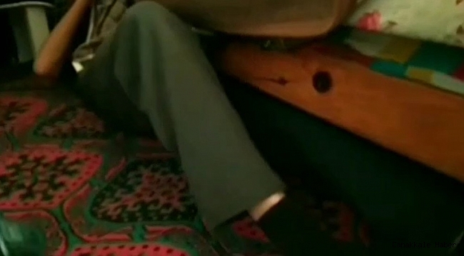 Annesinin &quot;Buraya hiç gelmez&quot; dediği hırsız, divanın altından çıktı