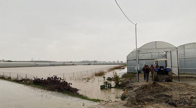 Antalya&#039;da 3 ev sular altında kaldı, mahsur kalanları itfaiye kurtardı