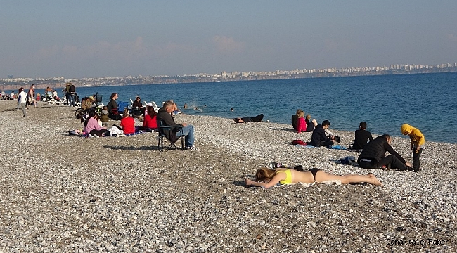 Antalya&#039;da güneşi görenler sahile koştu