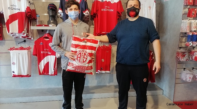 Antalyaspor Kulübü Derneği'nden yüzücülere hediye