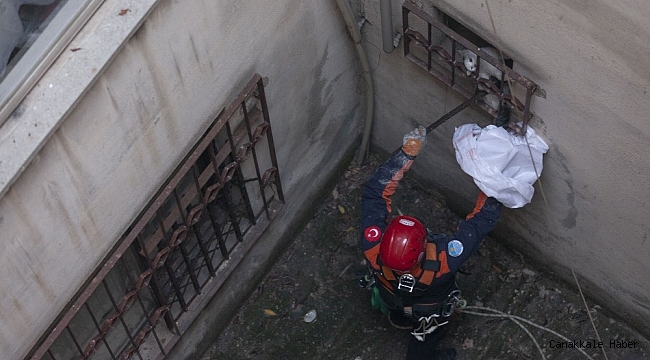 Apartman boşluğunda bir haftadır mahsur kalan kediyi itfaiye kurtardı