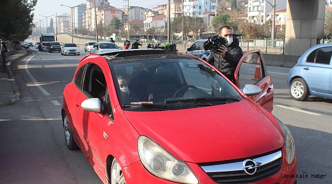 Aracını bağlatmamak için cam filmini elleriyle söktü