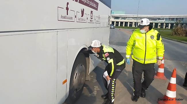 Araçları tek tek durdurup kış lastiği denetimi yaptılar