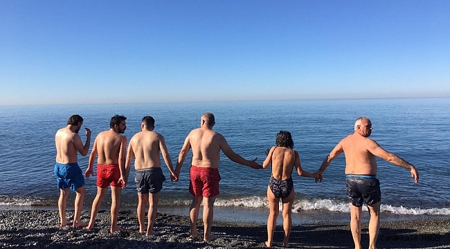 Aralık ayının son gününde denize girdiler