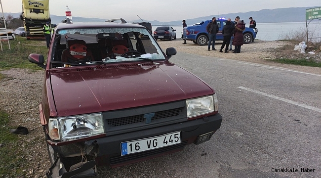 Arızalanan kamyonun şoförüne otomobil çarptı