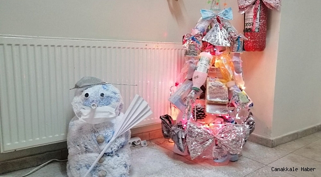 Atıklar yılbaşı ağacına dönüştürüldü