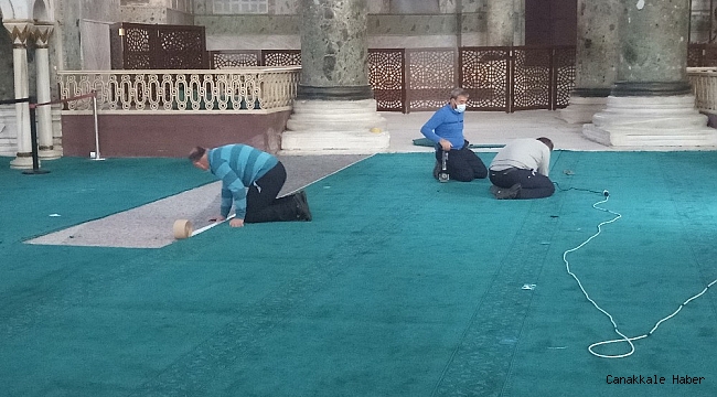 Ayasofya&#039;da dev iskelenin kaldırıldığı yere halı serildi