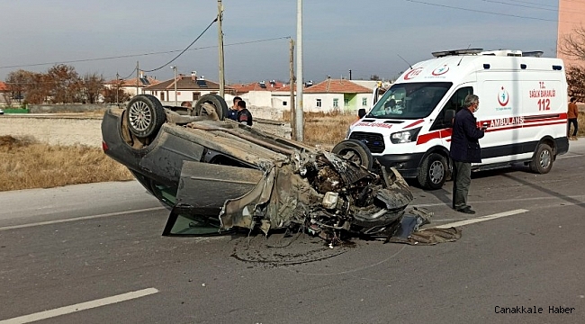 Aydınlatma direğine çarparak takla atan otomobilde 2 kişi yaralandı