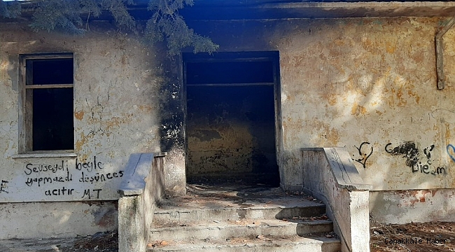 Ayvalık&#039;ta metruk okul binasında çıkan yangın söndürüldü