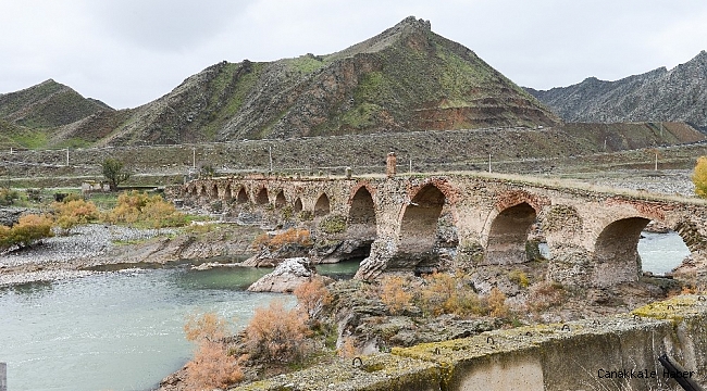 Azerbaycan bayrağı dikilen tarihi Hudaferin Köprüsü görüntülendi