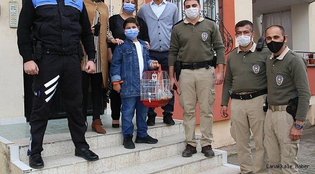 Bakan Soylu Osmaniyeli Eymen&#039;e kuş hediye etti