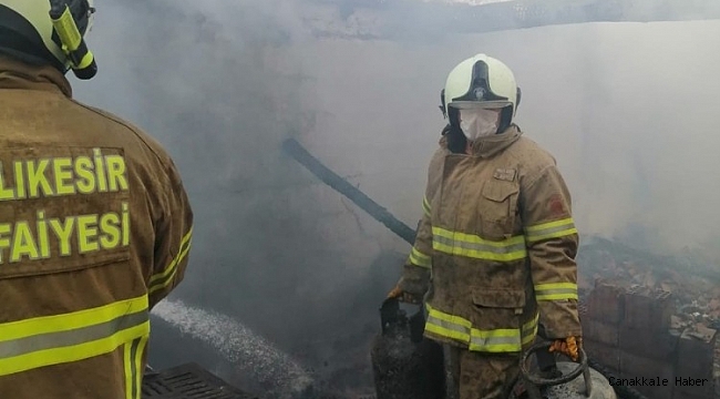 Balıkesir'de depo yangını