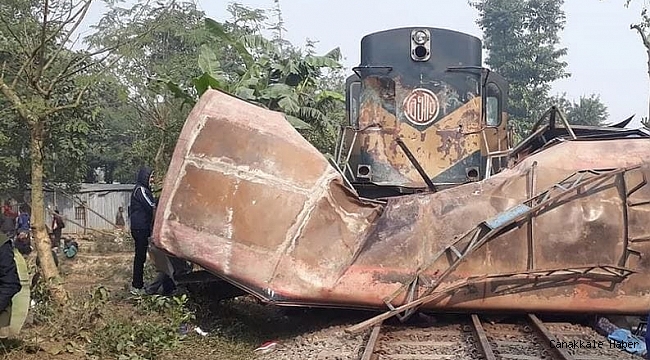 Bangladeş&#039;te tren otobüse çarptı: 12 ölü, 5 yaralı