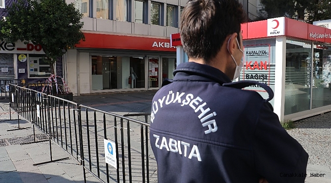 Bankların şeritlerle kapatıldığı o caddeye giriş 3 bin 500 kişiyle sınırlandırıldı