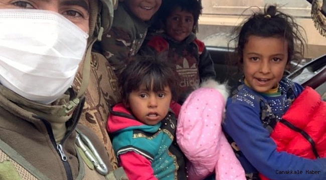 Barış Pınarı bölgesinde Mehmetçik'ten halka yardım