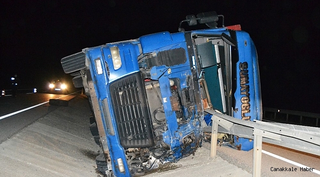 Bariyerler devrilen tırın kabinine ok gibi saplandı: 2 ölü