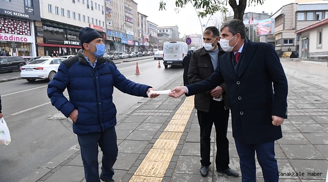 Başkan Asya vatandaşlara maske dağıttı