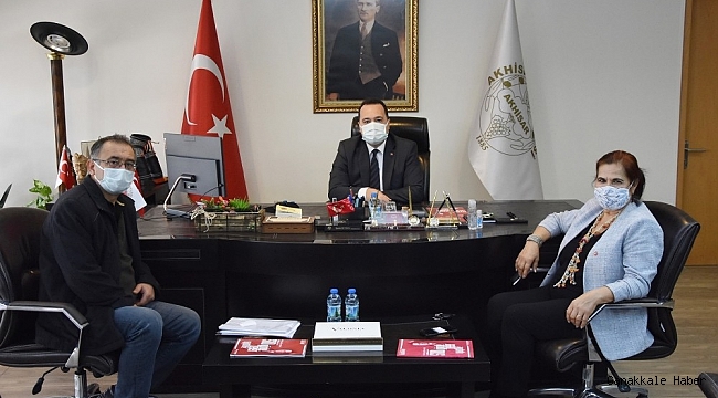 Başkan Besim Dutlulu&#039;dan ilkokula tablet desteği