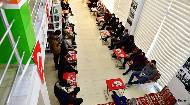 Başkan Çınar, millet kıraathanesinde gençlerle buluştu