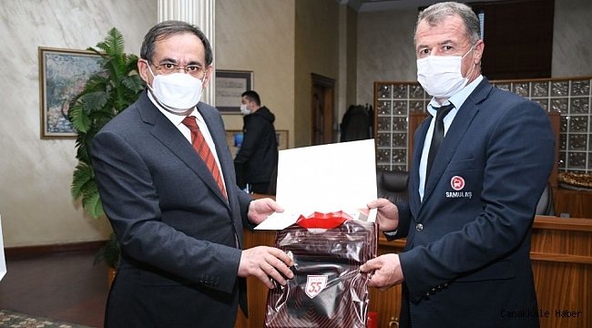 Başkan Demir&#039;den personele forma hediyesi