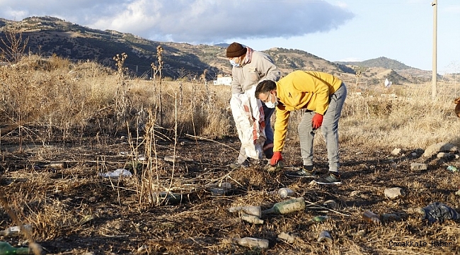 Başkan işçilerle birlikte çöp topladı vatandaşları uyardı