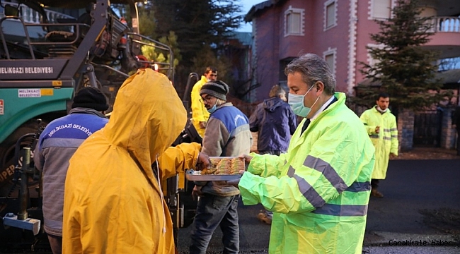 Başkan Palancıoğlu hem yolu inceledi hem silindir aracı kullandı