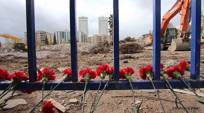 Başkan Sandal, depremde hayatını kaybedenler için lokma döktürdü, karanfil bıraktı