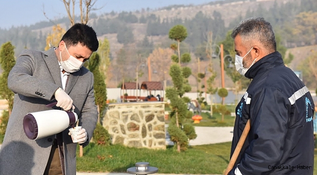 Başkan sokakta görev yapan polis ve belediye çalışanlarını unutmadı