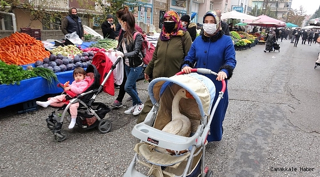 Bebek arabasından gelen sese anlam veremediler, gördükleri manzara ile şaşırdılar