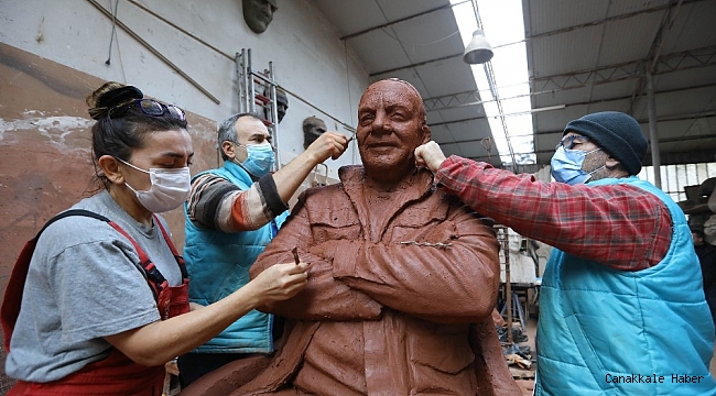 Bekir Coşkun&#039;un ilk heykeli Buca&#039;ya