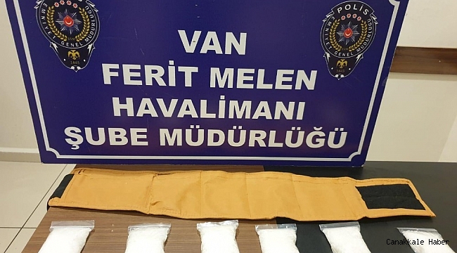 Beline bağladığı kuşağa zuladığı uyuşturucuyla uçağa binmek isterken yakalandı