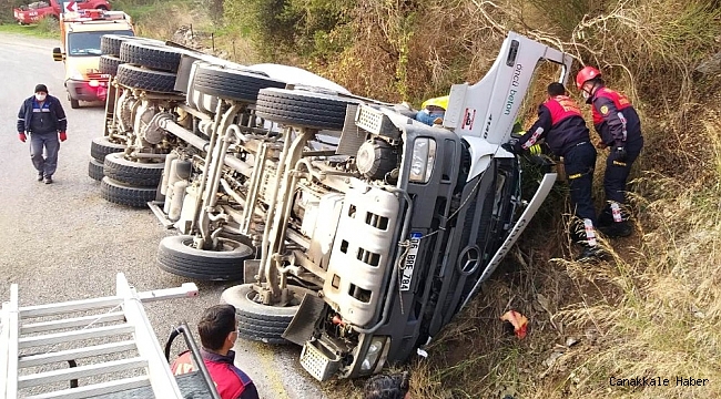 Beton mikseri devrildi, sıkışan sürücüyü itfaiye ekipleri kurtardı