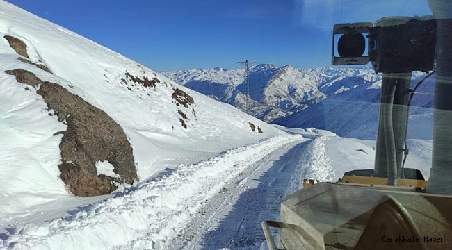 Beytüşşebap&#039;ta ekipler 4 gündür karla mücadele ediyor