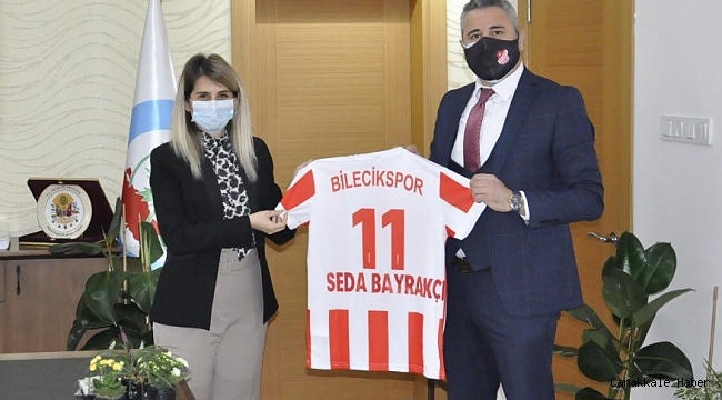 Bilecikspor Başkanı Avcı, Genel Sekreter Bayrakçı&#039;ya Bilecikspor forması hediye etti
